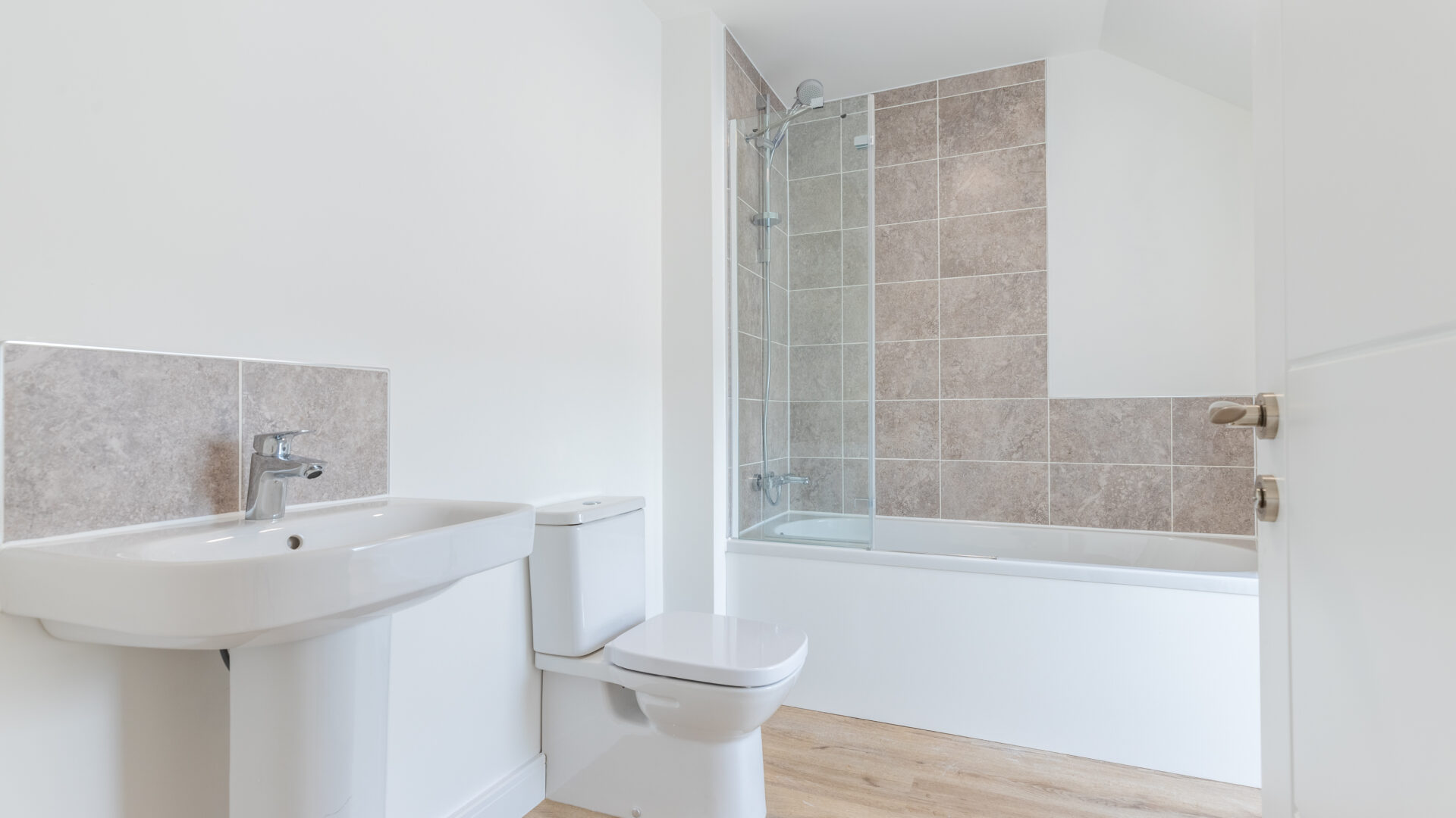 The Aspley family bathroom - new build home, Russell Armer by Genesis Homes
