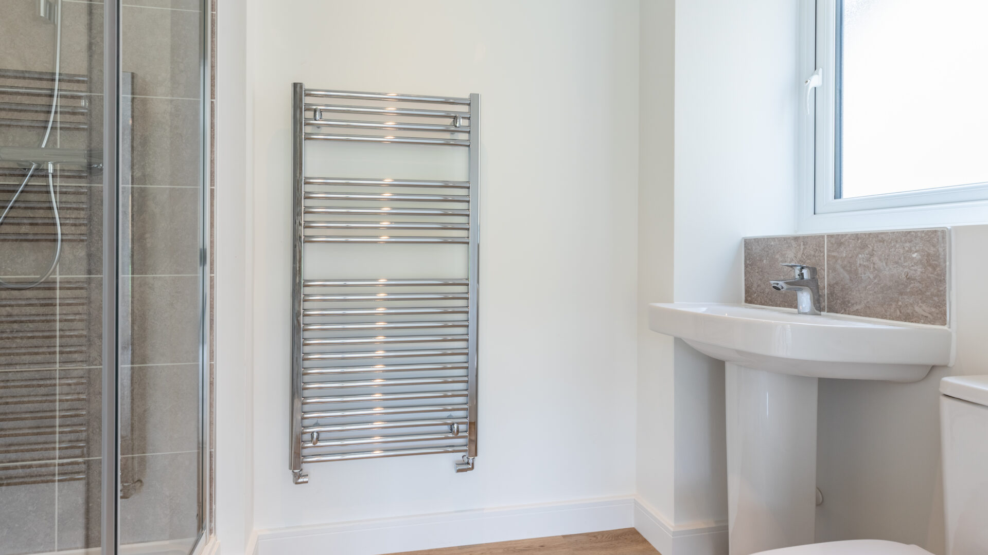 The Aspley en-suite bathroom - new build home, Russell Armer by Genesis Homes